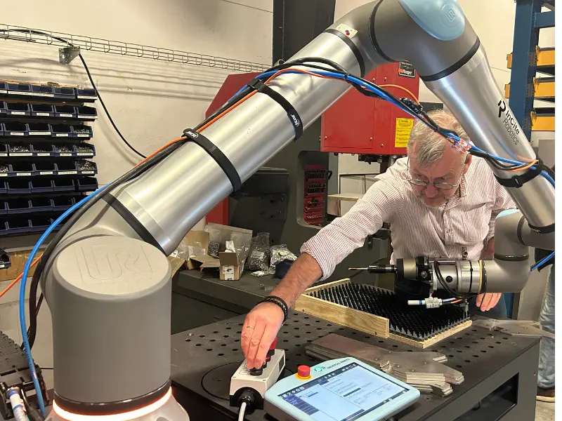 Robot og medarbejderen i produktionen